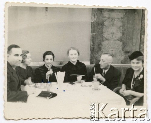 1937, Krynica, woj. krakowskie, Polska.
Grupa osób przy stole. Siedzą od lewej: Artur Potocki, Teresa Świdrygiełło-Świderska z d. Heydel (matka Teresy Somkowicz), Smosarska, T. Mirecka, Władysław Świdrygiełło-Świderski (ojciec Teresy Somkowicz), T. Unrug.
Fot. NN, kolekcja Teresy Somkowicz, reprodukcje cyfrowe w Ośrodku KARTA