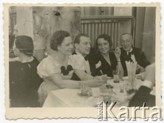 1937, Krynica, woj. krakowskie, Polska.
Grupa osób przy stole. Siedzą od lewej: p. Barczewska, NN, p. Balcerkiewicz, Władysław Świdrygiełło-Świderski (ojciec Teresy Somkowicz).
Fot. NN, kolekcja Teresy Somkowicz, reprodukcje cyfrowe w Ośrodku KARTA