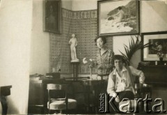 Lata 30., Baryż, woj. tarnopolskie, Polska.
Teresa Świdrygiełło-Świderska (z lewej, matka Teresy Somkowicz) w towarzystwie szwagierki Janiny Jaruzelskiej z d. Świdrygiełło-Świderskiej. 
Fot. NN, kolekcja Teresy Somkowicz, reprodukcje cyfrowe w Ośrodku KARTA