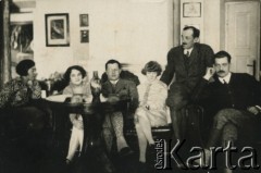 Lata 30., Baryż, woj. tarnopolskie, Polska.
Spotkanie towarzyskie w majątku Świdrygiełło-Świderskich. Od lewej: Teresa Świdrygiełło-Świderska (matka Teresy Somkowicz), NN, prawdopodobnie Feliks Zawadzki, ciotka Lina Heydel z d. Jabłonowska, Adam i Stanisław Heydel (bracia Teresy Świdrygiełło-Świderskiej). 
Fot. NN, kolekcja Teresy Somkowicz, reprodukcje cyfrowe w Ośrodku KARTA