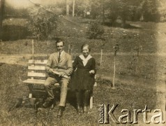 Lata 30., Baryż, woj. tarnopolskie, Polska.
Teresa Świdrygiełło-Świderska (matka Teresy Somkowicz) w towarzystwie przyjaciela rodziny. 
Fot. NN, kolekcja Teresy Somkowicz, reprodukcje cyfrowe w Ośrodku KARTA