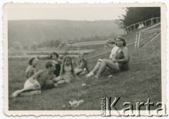 Lata 30., Beremiany, woj. tarnopolskie, Polska.
Teresa Świdrygiełło-Świderska (1. z lewej) z przyjaciółmi.
Fot. NN, kolekcja Teresy Somkowicz, reprodukcje cyfrowe w Ośrodku KARTA