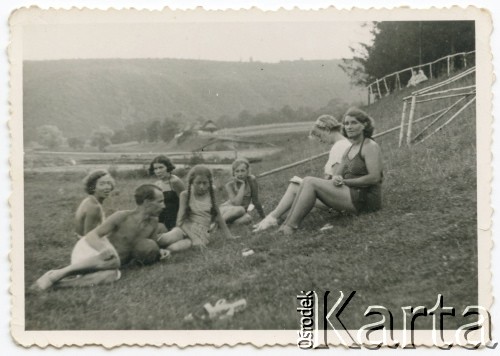 Lata 30., Beremiany, woj. tarnopolskie, Polska.
Teresa Świdrygiełło-Świderska (1. z lewej) z przyjaciółmi.
Fot. NN, kolekcja Teresy Somkowicz, reprodukcje cyfrowe w Ośrodku KARTA