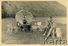 Lata 30., Beremiany, woj. tarnopolskie, Polska.
Rodzina Świdrygiełło-Świderskich odpoczywa nad Dniestrem. 1. z lewej kuzyn Władysław Heydel, 3. guwernantka francuska Camille Leclerc. Z lewej strony w fotelu siedzi Teresa (matka T. Somkowicz), jej brat Antoni Heydel trzyma parasol.
Fot. NN, kolekcja Teresy Somkowicz, reprodukcje cyfrowe w Ośrodku KARTA