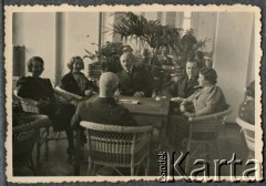 Lata 30., Gdynia, woj. pomorskie, Polska.
Spotkanie towarzyskie w kawiarni. 2. z lewej siedzi Teresa Świdrygiełło-Świderska (matka Teresy Somkowicz).
Fot. NN, kolekcja Teresy Somkowicz, reprodukcje cyfrowe w Ośrodku KARTA