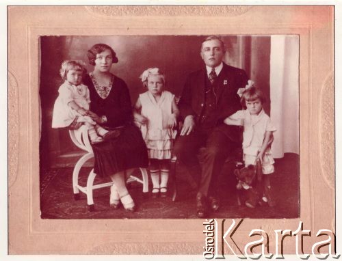 1930, Toruń, woj. pomorskie, Polska.
Rodzina Michałowskich. Od lewej: Barbara (później Dean-Dziadura), jej matka Amelia z d. Morawska, najstarsza siostra Maria, ojciec Julian, starsza siostra Hanna.
Fot. NN, kolekcja Barbary Dean-Dziadury, reprodukcje cyfrowe w Ośrodku KARTA