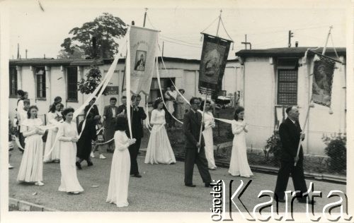 Po 1947, Delamere Park k. Manchesteru, Anglia, Wielka Brytania.
Procesja Bożego Ciała zorganizowana w polskim obozie.
Fot. NN, kolekcja Barbary Dean-Dziadury, reprodukcje cyfrowe w Ośrodku KARTA