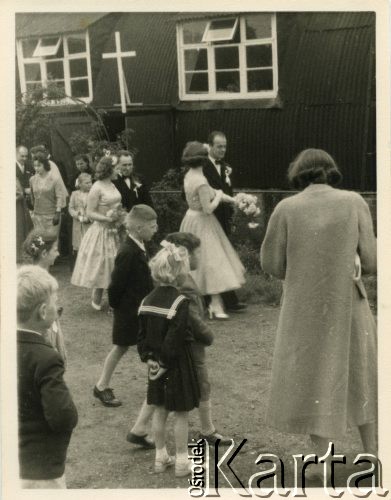 1957, Delamere Park k. Manchesteru, Anglia, Wielka Brytania.
Ślub Barbary Michałowskiej (po drugim mężu Dean-Dziadury) z pierwszym mężem, Michałem Szymichowskim w polskim obozie. Na zdjęciu świadkowie wchodzący do kaplicy. 
Fot. NN, kolekcja Barbary Dean-Dziadury, reprodukcje cyfrowe w Ośrodku KARTA