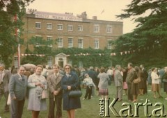 Lata 70., Pitsford, Anglia, Wielka Brytania.
Uroczystość na terenie szkoły żeńskiej prowadzonej przez  Zgromadzenie Sióstr Najświętszej Rodziny z Nazaretu. Stoją od lewej: Bogusław Sabatowski (szwagier Barbary Dean-Dziadury), jego żona Hanna Sabatowska, p. Tomaszewski z Polski, Barbara Dean-Dziadura.
Fot. NN, kolekcja Barbary Dean-Dziadury, reprodukcje cyfrowe w Ośrodku KARTA