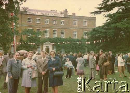 Lata 70., Pitsford, Anglia, Wielka Brytania.
Uroczystość na terenie szkoły żeńskiej prowadzonej przez  Zgromadzenie Sióstr Najświętszej Rodziny z Nazaretu. Stoją od lewej: Bogusław Sabatowski (szwagier Barbary Dean-Dziadury), jego żona Hanna Sabatowska, p. Tomaszewski z Polski, Barbara Dean-Dziadura.
Fot. NN, kolekcja Barbary Dean-Dziadury, reprodukcje cyfrowe w Ośrodku KARTA