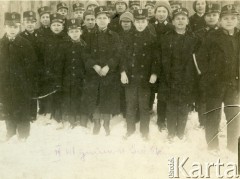 Ok. 1914, Gródek Jagielloński, Cesarstwo Austro-Węgierskie.
Uczniowie 4 klasy gimnazjum męskiego. W środkowym rzędzie 4. z prawej (oznaczony krzyżykiem) Aleksander Bernakiewicz (ojciec Krystyny Kosiby).
Fot. NN, kolekcja Krystyny Kosiby, reprodukcje cyfrowe w Ośrodku KARTA