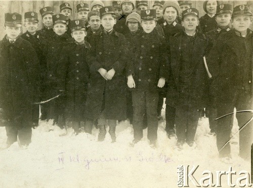 Ok. 1914, Gródek Jagielloński, Cesarstwo Austro-Węgierskie.
Uczniowie 4 klasy gimnazjum męskiego. W środkowym rzędzie 4. z prawej (oznaczony krzyżykiem) Aleksander Bernakiewicz (ojciec Krystyny Kosiby).
Fot. NN, kolekcja Krystyny Kosiby, reprodukcje cyfrowe w Ośrodku KARTA