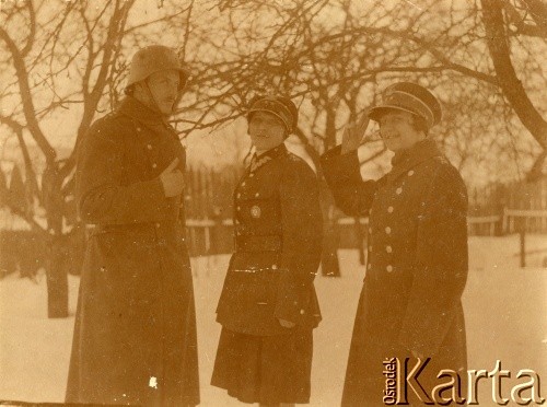 Ok. 1930, Wołożyn, woj. wileńskie, Polska.
Aleksandra Bernakiewicz (matka Krystyny Kosiby, w środku) przebrana w mundur swojego męża, oficera 28 Pułku Korpusu Ochrony Pogranicza 