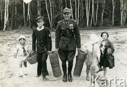 1935, Kraków, Polska.
Krystyna Bernakiewicz (później po mężu Kosiba, 2. z prawej) z ojcem Aleksandrem Bernakiewiczem, porucznikiem Wojska Polskiego, kuzynem Zbyszkiem Piotrowskim (2. z lewej) i innymi dziećmi bierze udział w akcji usypywania Kopca Józefa Piłsudskiego na szczycie Sowińca.
Fot. NN, kolekcja Krystyny Kosiby, reprodukcje cyfrowe w Ośrodku KARTA