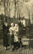 Ok. 1936, Polska.
Rodzina Bernakiewiczów. Stoją od lewej: Krystyna (później po mężu Kosiba), jej matka Aleksandra, służąca trzymająca na rękach Tadeusza (młodszego brata Krystyny).
Fot. NN, kolekcja Krystyny Kosiby, reprodukcje cyfrowe w Ośrodku KARTA