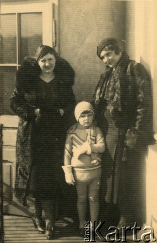 Ok. 1937, Lwów, Polska.
Mieszkanie wujostwa Bińskowskich przy ul. Piekarskiej. Stoją od lewej: ciotka Bronisława Bińkowska, Krystyna Bernakiewicz (później po mężu Kosiba), NN.  
Fot. NN, kolekcja Krystyny Kosiby, reprodukcje cyfrowe w Ośrodku KARTA