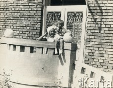 Ok. 1938, Gródek Jagielloński, woj. lwowskie, Polska.
Krystyna Bernakiewicz (później po mężu Kosiba) z bratem Tadeuszem podczas wizyty u babci Teresy Bernakiewicz. 
Fot. NN, kolekcja Krystyny Kosiby, reprodukcje cyfrowe w Ośrodku KARTA