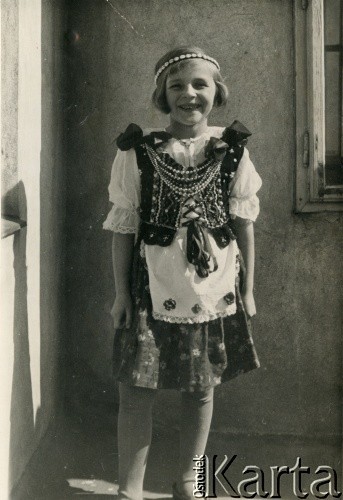 1938-1939, Lwów, Polska.
Krystyna Bernakiewicz (później po mężu Kosiba) w przebraniu. 
Fot. NN, kolekcja Krystyny Kosiby, reprodukcje cyfrowe w Ośrodku KARTA