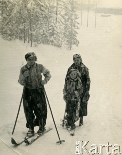 1938-1939, Zakopane, woj. krakowskie, Polska.
Krystyna Bernakiewicz (później po mężu Kosiba, w środku) z matką Aleksandrą (z tyłu) oraz ciotką Natalią Kluszczyńską (siostrą matki) podczas jazdy na nartach.
Fot. NN, kolekcja Krystyny Kosiby, reprodukcje cyfrowe w Ośrodku KARTA