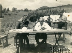 1938-1939, Polska.
Manewry wojskowe 40 Pułku Piechoty 5 Dywizji Piechoty Wojska Polskiego. 1. z lewej przy stole siedzi kapitan Aleksander Bernakiewicz (ojciec Krystyny Kosiby). 
Fot. NN, kolekcja Krystyny Kosiby, reprodukcje cyfrowe w Ośrodku KARTA