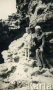 1940, Biarritz, Francja.
Kapitan artylerii przeciwlotniczej Bazyli Mościcki, żołnierz Polskich Sił Zbrojnych na Zachodzie, przyjaciel rodziców Krystyny Bernakiewicz (później po mężu Kosiby) w towarzystwie Tadeusza Bernakiewicza (młodszego brata Krystyny Kosiby).
Fot. NN, kolekcja Krystyny Kosiby, reprodukcje cyfrowe w Ośrodku KARTA