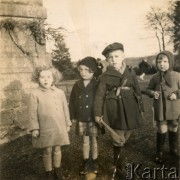 1940, Castlemains, Szkocja, Wielka Brytania.
Tadeusz Bernakiewicz (młodszy brat Krystyny Kosiby, z mieczykiem w dłoni) w towarzystwie dzieci. Po lewej dziewczynka o imieniu Isia.
Fot. NN, kolekcja Krystyny Kosiby, reprodukcje cyfrowe w Ośrodku KARTA