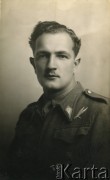1941-1943, Markinich, Szkocja, Wielka Brytania. 
Andrzej Zamrej z Gródka Jagiellońskiego, żołnierz 1 Samodzielnej Brygady Spadochronowej Polskich Sił Zbrojnych w Wielkiej Brytanii. Z tyłu fotografii dedykacja: 