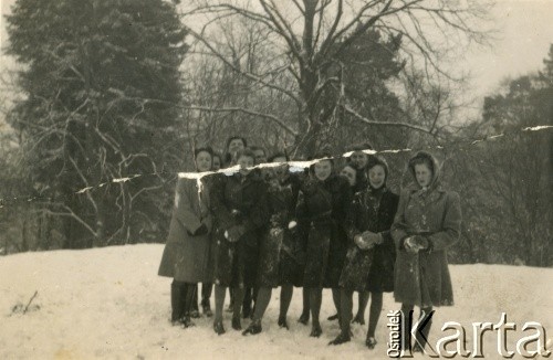 1943-1946, Kinloch Rannoch, Szkocja, Wielka Brytania. 
Uczennice gimnazjum polskiego Dunalastair House. W pierwszym rzędzie 3. z lewej Stefania Bąk. 1. z prawej Danuta Gorgolewska, 2. Mira Jaroń, 3. Dzitka Cieślewska.
Fot. NN, kolekcja Krystyny Kosiby, reprodukcje cyfrowe w Ośrodku KARTA