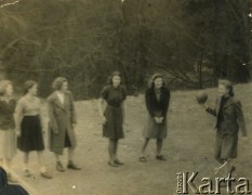 1943-1946, Kinloch Rannoch, Szkocja, Wielka Brytania. 
Uczennice polskiego gimnazjum Dunalastair House podczas gry w piłkę. Od lewej: Jadwiga Kruczyńska, Barbara Sołtysik, Renata Kwoka, Maria Leszczyńska, Stefania Bąk, Krystyna Bernakiewicz (później po mężu Kosiba) trzyma piłkę.
Fot. NN, kolekcja Krystyny Kosiby, reprodukcje cyfrowe w Ośrodku KARTA