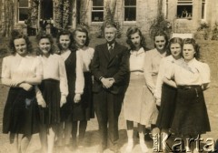 1943-1946, Kinloch Rannoch, Szkocja, Wielka Brytania. 
Koleżanki z klasy Krystyny Bernakiewicz ze swoim wychowawcą prof. Nowackim. Od lewej: Renata Kwok, NN, Maria Leszczyńska, Krystyna Bernakiewicz, prof. Henryk Nowacki, Teresa Robak, Helena Skibińska, Krystyna Szymańska, Danuta Kilklewska. Z tyłu fragment zamku Dunalastair House, w którym mieściła się polska szkoła.
Fot. NN, kolekcja Krystyny Kosiby, reprodukcje cyfrowe w Ośrodku KARTA