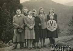 1943-1946, Kinloch Rannoch, Szkocja, Wielka Brytania. 
Koleżanki z klasy Krystyny Bernakiewicz ze swoim nauczycielem matematyki panem Fabierkiewiczem. Od lewej: Krystyna Hętkowska, Renata Kwok, nauczycielka (z turbanem na głowie), Teresa Robak, Helena Skibińska, uczennica z młodszej klasy. 
Fot. NN, kolekcja Krystyny Kosiby, reprodukcje cyfrowe w Ośrodku KARTA