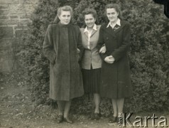 1943-1946, Kinloch Rannoch, Szkocja, Wielka Brytania. 
Uczennice gimnazjum polskiego Dunalastair House. Od lewej: Krystyna Bernakiewicz (później po mężu Kosiba), Jóźwiak, Helena Skibińska. 
Fot. NN, kolekcja Krystyny Kosiby, reprodukcje cyfrowe w Ośrodku KARTA