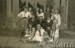 1943-1946, Kinloch Rannoch, Szkocja, Wielka Brytania. 
Uczennice gimnazjum polskiego Dunalastair House przebrane za postacie z przedstawienia teatralnego 