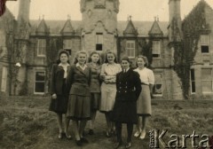 1943-1946, Kinloch Rannoch, Szkocja, Wielka Brytania. 
Uczennice gimnazjum polskiego Dunalastair House. Stoją od lewej: Tchórzewska, Krystyna Bernakiewicz (później po mężu Kosiba), Krystyna Szymańska, Helena Skibińska, Jadwiga Chruściel, Halina Kudaj. 
Fot. NN, kolekcja Krystyny Kosiby, reprodukcje cyfrowe w Ośrodku KARTA

