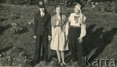 1943-1946, Kinloch Rannoch, Szkocja, Wielka Brytania. 
Uczennice gimnazjum polskiego Dunalastair House w przebraniu. Stoją od lewej: Barbara Sołtysik, NN, Danuta Kwiatkowska.
Fot. NN, kolekcja Krystyny Kosiby, reprodukcje cyfrowe w Ośrodku KARTA

