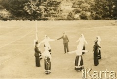 1943-1946, Kinloch Rannoch, Szkocja, Wielka Brytania. 
Uczennice gimnazjum polskiego Dunalastair House w przebraniu. 
Fot. NN, kolekcja Krystyny Kosiby, reprodukcje cyfrowe w Ośrodku KARTA

