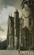 1943-1946, Kinloch Rannoch, Szkocja, Wielka Brytania. 
Zamek Dunalastair, w którym znajdowała się polska szkoła do której uczęszczała Krystyna Bernakiewicz (później po mężu Kosiba).
Fot. NN, kolekcja Krystyny Kosiby, reprodukcje cyfrowe w Ośrodku KARTA