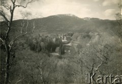 1943-1946, Kinloch Rannoch, Szkocja, Wielka Brytania. 
Widok na dolinę i zamek Dunalastair, w którym znajdowała się polska szkoła do której uczęszczała Krystyna Bernakiewicz (później po mężu Kosiba).
Fot. NN, kolekcja Krystyny Kosiby, reprodukcje cyfrowe w Ośrodku KARTA