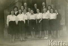 1945-1946, Kinloch Rannoch, Szkocja, Wielka Brytania. 
Uczennice gimnazjum polskiego Dunalastair House w towarzystwie nauczycieli. Stoją od lewej: Danuta Gorgolewska, Halina Szaliska, Janina Świetlik, Mira Jaroń, Bożena Dybaś. 2. z prawej Bożena Morelowska. W trzecim rzędzie w środku stoi dyrektorka szkoły Janina Płoska.
Fot. NN, kolekcja Krystyny Kosiby, reprodukcje cyfrowe w Ośrodku KARTA

