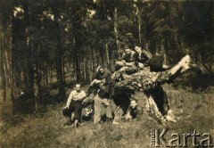 1945-1946, Kinloch Rannoch, Szkocja, Wielka Brytania. 
Wizyta uczniów z gimnazjum męskiego w Glasgow, dawniej kolegów z klasy Krystyny Bernakiewicz w Dunalastair House. 1. z prawej na drzewie siedzi Henryk Pstrocki. 2. z lewej stoi Janusz Leszczyński, pod drzewem w berecie leży Olgierd Domiczek. 
Fot. NN, kolekcja Krystyny Kosiby, reprodukcje cyfrowe w Ośrodku KARTA

