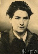 1945-1946, Kinloch Rannoch, Szkocja, Wielka Brytania.
Jadwiga Chruściel, koleżanka Krystyny Bernakiewicz (później po mężu Kosiby) z czasów nauki w gimnazjum Dunalastair House. Córka płk Antoniego Chruściela ps. Monter, uczestniczka powstania warszawskiego, ochotniczka w Pomocniczej Morskiej Służbie Kobiet przy Polskich Siłach Zbrojnych na Zachodzie.
Fot. NN, kolekcja Krystyny Kosiby, reprodukcje cyfrowe w Ośrodku KARTA