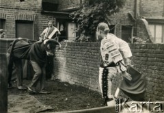 Początek lat 50., Londyn, Anglia, Wielka Brytania.
Przedstawienie teatralne o hiszpańskiej corridzie, zorganizowane w prywatnym ogrodzie przez polskich studentów. Z prawej z czerwoną płachtą Andrzej Chwalibogowski, student architektury.
Fot. NN, kolekcja Krystyny Kosiby, reprodukcje cyfrowe w Ośrodku KARTA