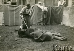 Początek lat 50., Londyn, Anglia, Wielka Brytania.
Przedstawienie teatralne o hiszpańskiej corridzie, zorganizowane w prywatnym ogrodzie przez polskich studentów. Na pierwszym planie z mieczem stoi Andrzej Chwalibogowski, student architektury. W głębi przy murku Tadeusz Bernakiewicz (młodszy brat Krystyny Kosiby). 
Fot. NN, kolekcja Krystyny Kosiby, reprodukcje cyfrowe w Ośrodku KARTA