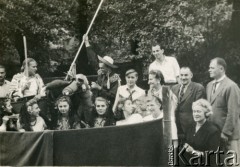 Początek lat 50., Londyn, Anglia, Wielka Brytania.
Przedstawienie teatralne o hiszpańskiej corridzie, zorganizowane w prywatnym ogrodzie przez polskich studentów. Na widowni w pierwszym rzędzie 3. z lewej siedzi Krystyna Krogulska, 4. Krystyna Bernakiewicz (później po mężu Kosiba), 5. Teresa Krogulska, 7. pani Chwalibogowska (matka Andrzeja Chwalibogowskiego). 2. z lewej stoi z uniesionym mieczem Andrzej Chwalibogowski, 4. Tadeusz Bernakiewicz (młodszy brat Krystyny Kosiby). 
Fot. NN, kolekcja Krystyny Kosiby, reprodukcje cyfrowe w Ośrodku KARTA