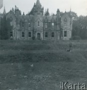 Lata 50., lub 60., Kinloch Rannoch, Szkocja, Wielka Brytania. 
Zamek Dunalastair, w którym w czasie II wojny światowej znajdowała się polskie Liceum i Gimnazjum, do którego uczęszczała Krystyna Bernakiewicz (później po mężu Kosiba).
Fot. NN, kolekcja Krystyny Kosiby, reprodukcje cyfrowe w Ośrodku KARTA