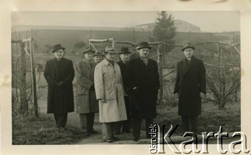 2.02.1957, Penrhos, Walia, Wielka Brytania.
Członek Rady Trzech i były dowódca 2 Korpusu Polskiego gen. Władysław Anders (stoi z przodu w środku) podczas wizyty w Polskim Ośrodku dla byłych żołnierzy i ich rodzin. 1. z lewej Stefan Soboniewski, prezes Zarządu Głównego światowego Stowarzyszenia Kombatantów Polskich.
Fot. NN, kolekcja: Polskie Osiedle w Penrhos, reprodukcje cyfrowe w Ośrodku KARTA