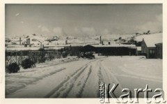 Lata 50. lub 60., Penrhos, Walia, Wielka Brytania.
Panorama zimowa Polskiego Osiedla dla byłych żołnierzy i ich rodzin. Osiedle powstało na terenie bazy lotniska RAF Penrhos, która po wojnie służyła jako obóz Polskiego Korpusu Przysposobienia i Rozmieszczenia. 
Fot. NN, kolekcja: Polskie Osiedle w Penrhos, reprodukcje cyfrowe w Ośrodku KARTA