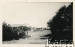 Lata 50., Penrhos, Walia, Wielka Brytania.
Polskie Osiedle dla byłych żołnierzy i ich rodzin, widok w kierunku biblioteki.
Fot. NN, kolekcja: Polskie Osiedle w Penrhos, reprodukcje cyfrowe w Ośrodku KARTA