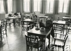 Lata 50. lub 60., Penrhos, Walia, Wielka Brytania.
Polskie Osiedle dla byłych żołnierzy i ich rodzin. Rezydenci w czytelni.
Fot. NN, kolekcja: Polskie Osiedle w Penrhos, reprodukcje cyfrowe w Ośrodku KARTA