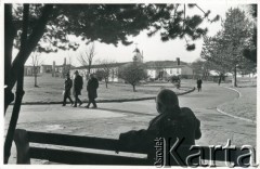 Lata 50. lub 60., Penrhos, Walia, Wielka Brytania.
Polskie Osiedle dla byłych żołnierzy i ich rodzin. Spacerujący rezydenci, w tle widoczny kościół i zabudowania mieszkalne. 
Fot. NN, kolekcja: Polskie Osiedle w Penrhos, reprodukcje cyfrowe w Ośrodku KARTA